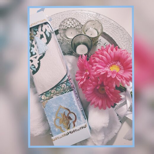 Geschenkbox 4 teiliges Set mit Quran, Gebetsteppich, Tesbih und Kopftuch Hellblau