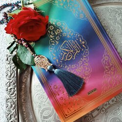 Regenbogen Quran mit einer Kristal- Gebetskette in...