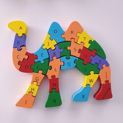 Bilinguales Buchstaben-Puzzle in Kamel-Form
