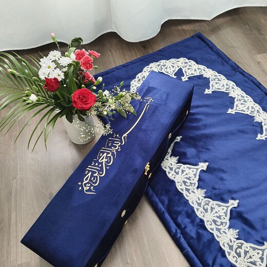 Kadife Besmele Sandik, Dekorative Gebetstruhe mit Besmele Aufschrift Blau
