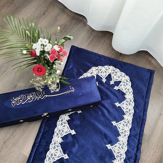 Kadife Besmele Sandik, Dekorative Gebetstruhe mit Besmele Aufschrift Blau