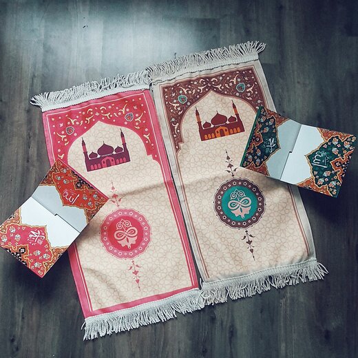 Liebevoller und hochwertiger Kindergebtsteppich mit schönen Ornamenten und Moscheedesign