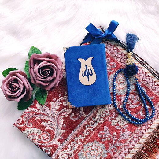 Geschenkbox Samtstoffquran mit Tulpendesign und Perlentesbih Blau