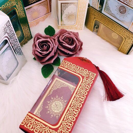 Wunderschne Geschenkbox mit edlem Quran, Teppich und Tesbih