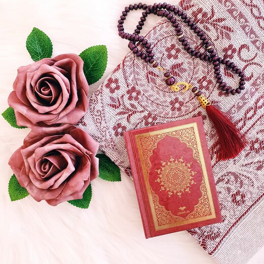 Wunderschne Geschenkbox mit edlem Quran, Teppich und Tesbih