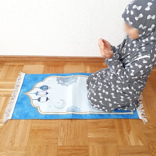 Liebevoller und hochwertiger Kindergebtsteppich mit schönem Moscheemotiv 95 x 43 cm